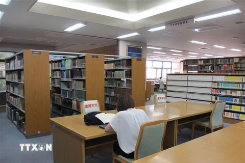 Sinh viên đang học trong thư viện tại Đại học công lập tỉnh Nagasaki. (Ảnh: Đào Thanh Tùng/TTXVN)