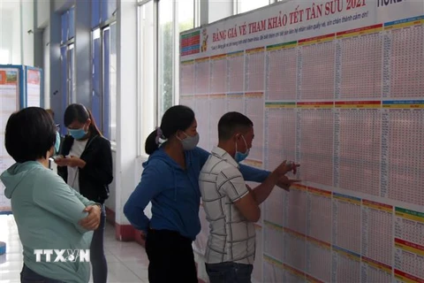 Hành khách tìm hiểu thông tin giờ tàu, giá vé tại ga Sài Gòn. (Ảnh: Tiến Lực/TTXVN) 