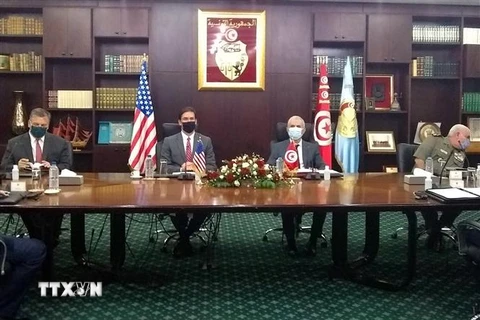 Bộ trưởng Quốc phòng Mỹ Kais Saied (thứ 2, trái) trong cuộc gặp người đồng cấp Tunisia Ibrahim Bartagi (thứ 2, phải) tại Tunis ngày 30/9/2020. (Nguồn: AFP/TTXVN) 