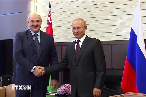 Tổng thống Nga Vladimir Putin (phải) và người đồng cấp Belarus Alexander Lukashenko tại cuộc gặp ở Sochi, Nga ngày 14/9/2020. (Nguồn: AFP/TTXVN) 