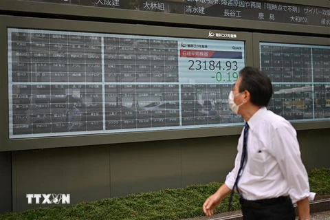 Bảng điện tử niêm yết giá các cổ phiếu trên sàn giao dịch chứng khoán Tokyo. (Nguồn: AFP/TTXVN) 
