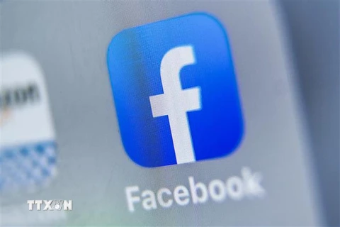 Biểu tượng Facebook trên màn hình máy tính bảng. (Nguồn: AFP/TTXVN) 