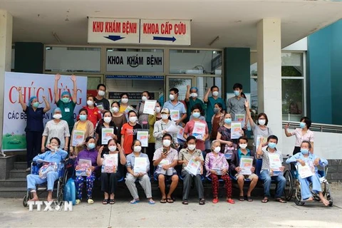 Các bệnh nhân điều trị tại Bệnh viện dã chiến Hòa Vang được công bố khỏi bệnh và xuất viện. (Nguồn: TTXVN phát) 