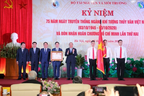 Thủ tướng Nguyễn Xuân Phúc, thừa ủy quyền Chủ tịch nước, trao Huân chương Hồ Chí Minh cho đại diện Tổng cục Khí tượng thủy văn Việt Nam. (Ảnh: Dương Giang/TTXVN)