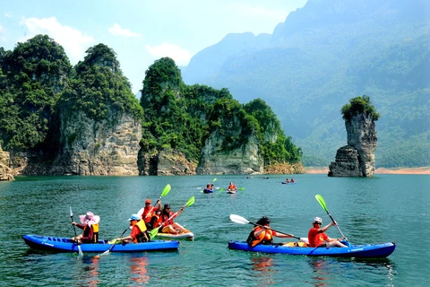 Du lịch lòng hồ Na Hang tạo ấn tượng với đông đảo du khách. (Nguồn: Báo Tuyên Quang) 