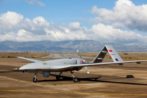 Có thông tin cho rằng các lực lượng của Azerbaijan đang sử dụng máy bay không người lái Bayraktar TB2 do Thổ Nhĩ Kỳ sản xuất, trang bị thiết bị cảm biến L3Harris WESCAM của Canada. (Nguồn: AFP) 