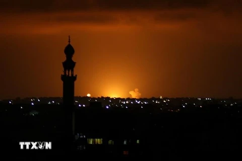 Khói lửa bốc lên sau cuộc không kích do Israel tiến hành tại thị trấn Khan Yunis, miền Nam Dải Gaza ngày 16/9/2020. (Nguồn: AFP/TTXVN) 