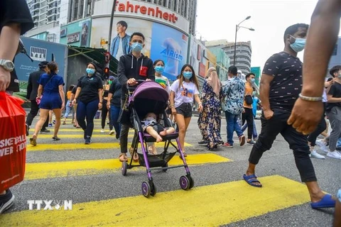 Người dân đeo khẩu trang phòng lây nhiễm COVID-19 tại Kuala Lumpur, Malaysia, ngày 14/8/2020. (Nguồn: THX/TTXVN) 