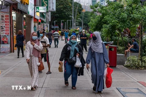 Người dân đeo khẩu trang phòng dịch COVID-19 tại Kuala Lumpur, Malaysia ngày 21/5/2020. (Nguồn: AFP/TTXVN) 
