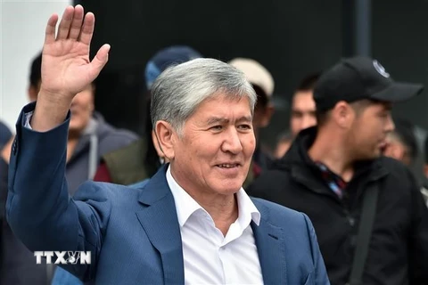 Cựu Tổng thống Kyrgyzstan Almazbek Atambayev chào những người ủng hộ tại Bishkek, Kyrgyzstan ngày 3/7/2019. (Nguồn: AFP/TTXVN) 