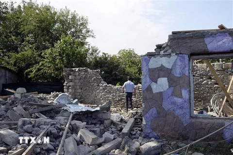 Một căn nhà bị phá hủy trong cuộc xung đột giữa các lực lượng Armenia và Azerbaijan tại huyện Tartar, giáp khu vực tranh chấp Nagorny-Karabakh ngày 29/9/2020. (Nguồn: THX/TTXVN) 