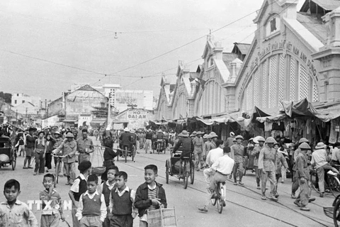 Chợ Đồng Xuân đông đúc người mua bán sau ngày giải phóng, năm 1954. (Nguồn: TTXVN)