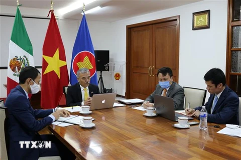 Đại sứ Nguyễn Hoài Dương (thứ 2 từ trái sang) cùng các cán bộ của Đại sứ quán Việt Nam tại Mexico dự hội thảo. (Ảnh: Việt Hùng/TTXVN) 