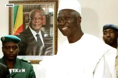 Ông Bah Ndaw (giữa), Tổng thống lâm thời của Mali. (Nguồn: France 24/TTXVN) 