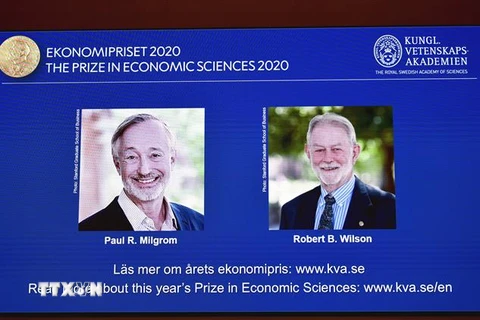 Chân dung hai nhà kinh tế người Mỹ Paul. R.Milgrom (trái) và Robert B.Winson đoạt giải Nobel Kinh tế 2020 trong cuộc họp báo công bố giải Nobel ở Stockholm, Thụy Điển ngày 12/10/2020. (Nguồn: AFP/TTXVN) 