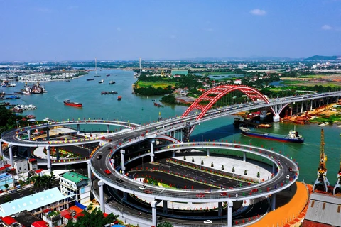 Cầu Hoàng Văn Thụ là cây cầu hiện đại, do Việt Nam hoàn toàn thiết kế và thi công, một trong những công trình trọng điểm mang dấu ấn lớn của Hải Phòng. (Ảnh: Trọng Luân/TTXVN phát) 
