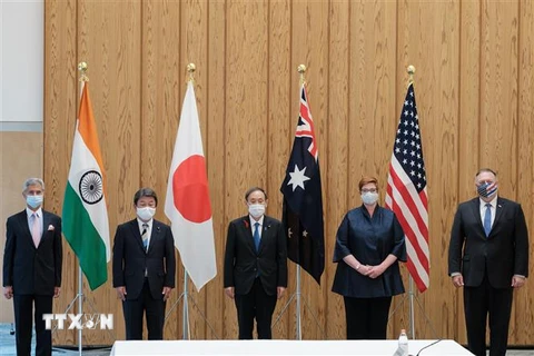 Ngoại trưởng Ấn Độ Subrahmanyam Jaishankar, Ngoại trưởng Nhật Bản Toshimitsu Motegi, Thủ tướng Nhật Bản Yoshihide Suga, Ngoại trưởng Australia Marise Payne và Ngoại trưởng Mỹ Mike Pompeo tại Hội nghị Ngoại trưởng nhóm Bộ Tứ Kim cương ở Tokyo ngày 6/10/202