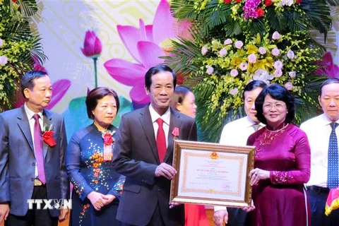Phó Chủ tịch nước Đặng Thị Ngọc Thịnh trao tặng Huân chương Lao động hạng Nhất cho ông Trần Công Thuật, Chủ tịch Ủy ban Nhân dân tỉnh Quảng Bình. (Ảnh: Võ Dung/TTXVN) 
