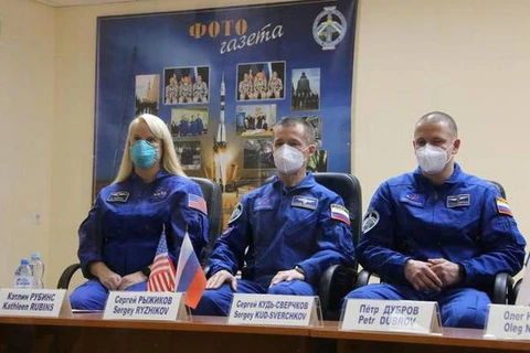 Các phi hành gia của cơ quan vũ trụ Nga Sergey Ryzhikov, Sergey Kud-Sverchkov và phi hành gia NASA Kathleen Rubins tham dự một cuộc họp báo. (Nguồn: Reuters) 