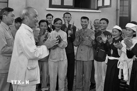 Chủ tịch Hồ Chí Minh gặp mặt thân mật các đại biểu dự Đại hội liên hoan Anh hùng, Chiến sỹ thi đua ngành Nông nghiệp và Đổi công toàn quốc tại Hà Nội, ngày 23/5/1957. (Nguồn: Tư liệu TTXVN) 