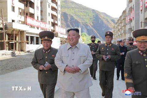 Nhà lãnh đạo Triều Tiên Kim Jong-un (giữa, phía trước). (Nguồn: KCNA/TTXVN) 