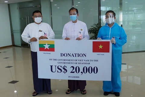 Đại sứ Việt Nam tại Myanmar Lý Quốc Tuấn trao hàng vật tư y tế của Chính phủ Việt Nam hỗ trợ Myanmar. (Nguồn: ĐSQ Việt Nam tại Myanmar) 