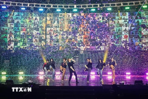Nhóm nhạc BTS biểu diễn trong buổi hòa nhạc trực tuyến BTS MAP OF THE SOUL ON:E tại Seoul, Hàn Quốc. (Nguồn: Yonhap/TTXVN) 