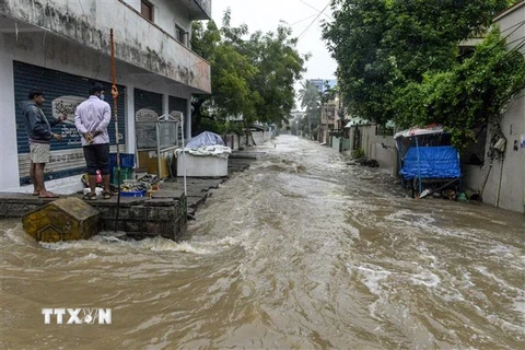 Cảnh ngập lụt do mưa lớn tại Hyderabad, Ấn Độ ngày 14/10/2020. (Nguồn: AFP/TTXVN) 