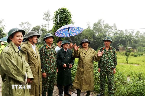 Ông Phạm Minh Chính và lãnh đạo tỉnh Thừa Thiên-Huế đi kiểm tra công tác ứng phó với thiên tai tại địa phương. (Nguồn: TTXVN phát) 