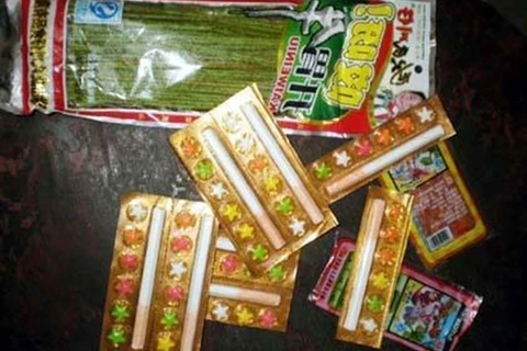 Hà Nội: Cảnh báo tình trạng học sinh mua kẹo thuốc lá tại cổng trường