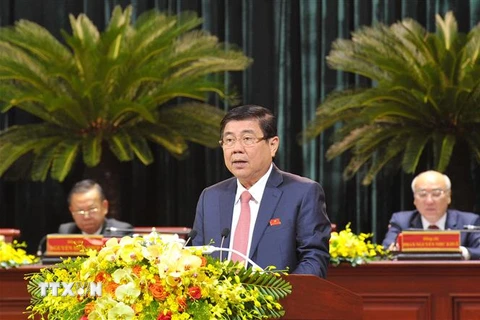 Ông Nguyễn Thành Phong, Phó Bí thư Thành ủy, Chủ tịch Ủy ban Nhân dân Thành phố Hồ Chí Minh, báo cáo những vấn đề quan trọng trọng việc thực hiện các mục tiêu tổng quát và các chỉ tiêu thực hiện ở nhiệm kỳ 2020-2025. (Ảnh: Thanh Vũ/TTXVN) 