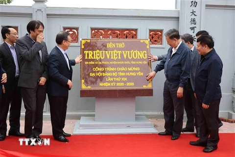 Các vị lãnh đạo gắn biển công trình Đền thờ Triệu Việt Vương chào mừng Đại hội Đảng bộ tỉnh Hưng Yên lần thứ XIX, nhiệm kỳ 2020-2025. (Ảnh: Đinh Tuấn/TTXVN) 