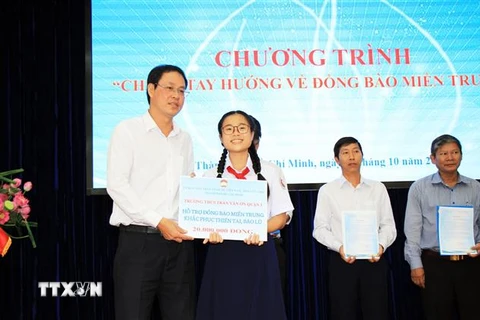 Ông Nguyễn Thành Trung, Phó Chủ tịch Thường trực Ủy ban Mặt trận Tổ quốc Việt Nam Thành phố Hồ Chí Minh, tiếp nhận ủng hộ. (Ảnh: Xuân Khu/TTXVN) 