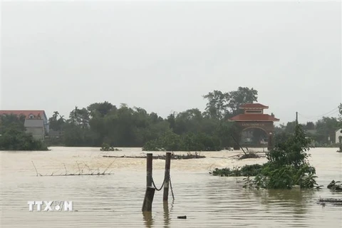 Nhiều tuyến đường ở Hà Tĩnh bị nước lũ chia cắt. (Ảnh: Phan Quân/TTXVN) 