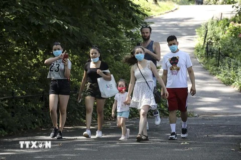 Người dân đeo khẩu trang phòng lây nhiễm COVID-19 tại New York, Mỹ, ngày 13/7/2020. (Nguồn: THX/TTXVN) 