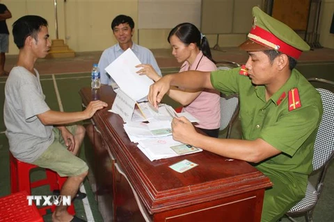 Chi trả tiền hỗ trợ cho người lao động bị ảnh hưởng bởi dịch COVID-19 tại thành phố Ninh Bình, tỉnh Ninh Bình. (Ảnh: Thùy Dung/TTXVN) 