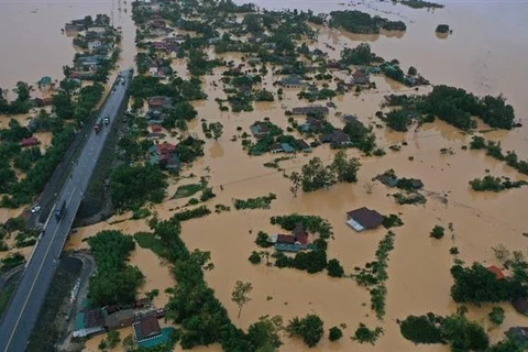 [Video] Cảnh lũ lụt kỷ lục tại miền Trung nhìn từ trên cao