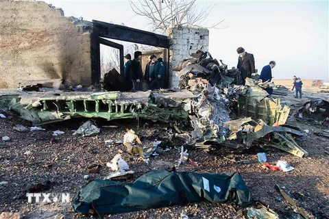Hiện trường vụ rơi máy bay của Hãng hàng không quốc tế Ukraine gần sân bay Imam Khomeini ở Tehran, Iran, ngày 8/1/2020. (Nguồn: AFP/TTXVN)