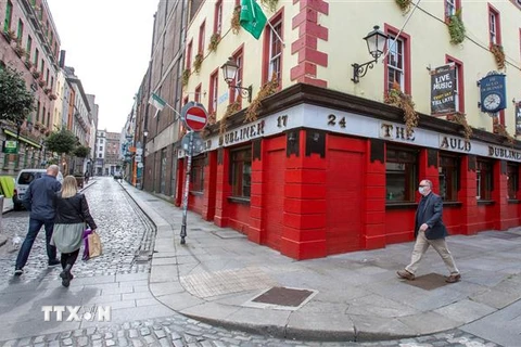 Các cửa hàng đóng cửa do dịch COVID-19 tại Dublin, Ireland ngày 18/9/2020. (Nguồn: AFP/TTXVN) 