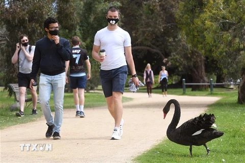 Người dân đi bộ trong công viên tại Melbourne, Australia, ngày 12/10/2020. (Nguồn: AFP/TTXVN) 