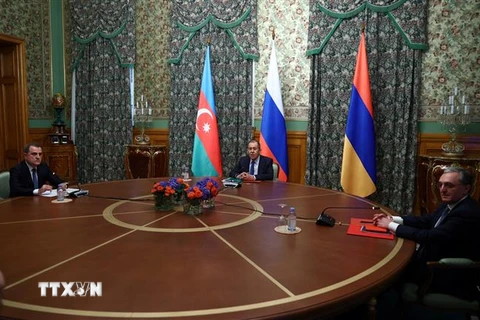 Ngoại trưởng Nga Sergei Lavrov (giữa) chủ trì cuộc đàm phán cấp cao giữa Ngoại trưởng Armenia Zohrab Mnatsakanyan (phải) và Ngoại trưởng Azerbaijan Jeyhun Bayramov tại Moskva ngày 9/10/2020. (Nguồn: AFP/TTXVN) 