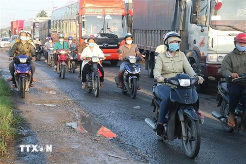 Đoạn đường qua xã Tam Hiệp, huyện Châu Thành (Tiền Giang) xuống cấp nham nhở. (Ảnh: Minh Trí/TTXVN) 