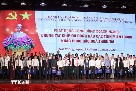 Hơn 120 doanh nghiệp trên địa bàn Hải Phòng tham gia ủng hộ đồng bào miền Trung. (Ảnh: Minh Thu/TTXVN) 