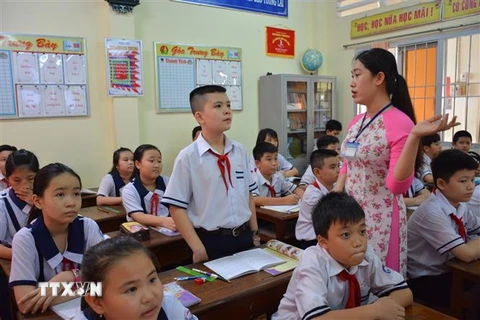 Cậu bé toán học Lê Nguyễn Hoàng Nhật Đình không chỉ có thành tích khủng về học tập mà em còn là nòng cốt trong các hoạt động đoàn, đội ở trường. (Nguồn: TTXVN phát) 
