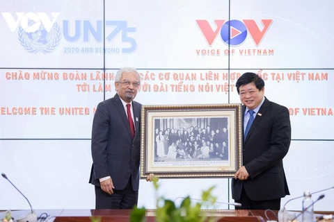 Tổng giám đốc Đài Tiếng nói Việt Nam Nguyễn Thế Kỷ (phải) trao quà lưu niệm cho Điều phối viên thường trú Liên hợp quốc tại Việt Nam, ông Kamal Malhotra. (Nguồn: VOV) 