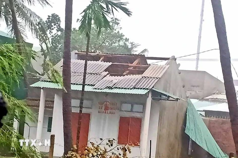 [Photo] Bão số 9 làm hàng nghìn ngôi nhà tại tỉnh Bình Định bị tốc mái