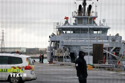 Tàu cứu hộ của Pháp tham gia tìm kiếm người di cư mất tích sau vụ lật thuyền tại eo biển Manche ngày 27/10/2020. (Nguồn: Reuters/TTXVN) 