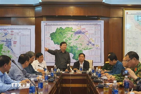 Phó Thủ tướng Trịnh Đình Dũng chủ trì cuộc họp chỉ huy công tác phòng, chống cơn bão số 9 tại Sở chỉ huy tiền phương. (Ảnh: Quốc Dũng/TTXVN) 
