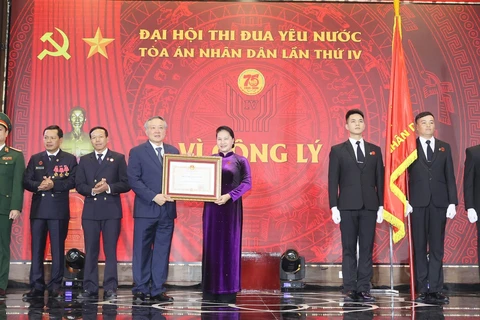 Chủ tịch Quốc hội Nguyễn Thị Kim Ngân trao Huân chương Độc lập hạng Nhất cho Tòa án nhân dân tối cao. (Ảnh: Trọng Đức/TTXVN) 