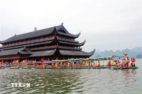 Lễ hội múa lân sư rồng tại Khu du lịch Tam Chúc (huyện Kim Bảng, tỉnh Hà Nam. (Ảnh: Đại Nghĩa/TTXVN) 